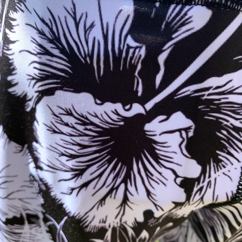 Yoga pants , stretchy and stylish in a black on white tropical print - Picture 6 of 10